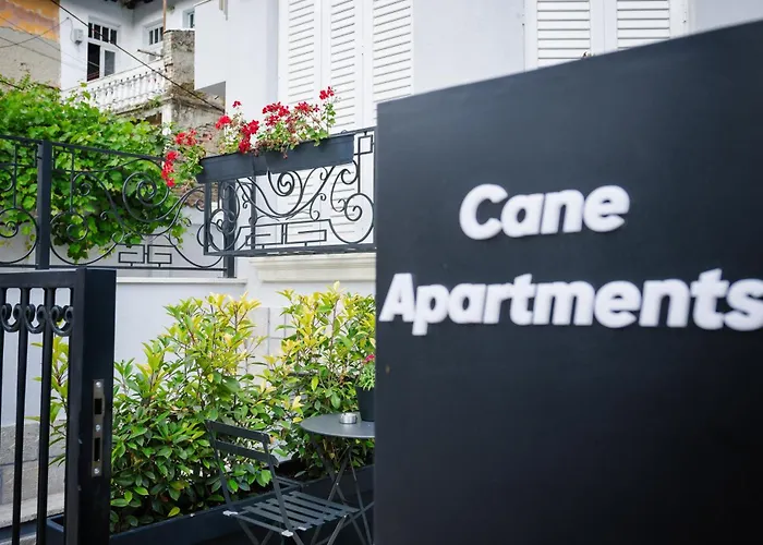 Coral Cane Apartment *